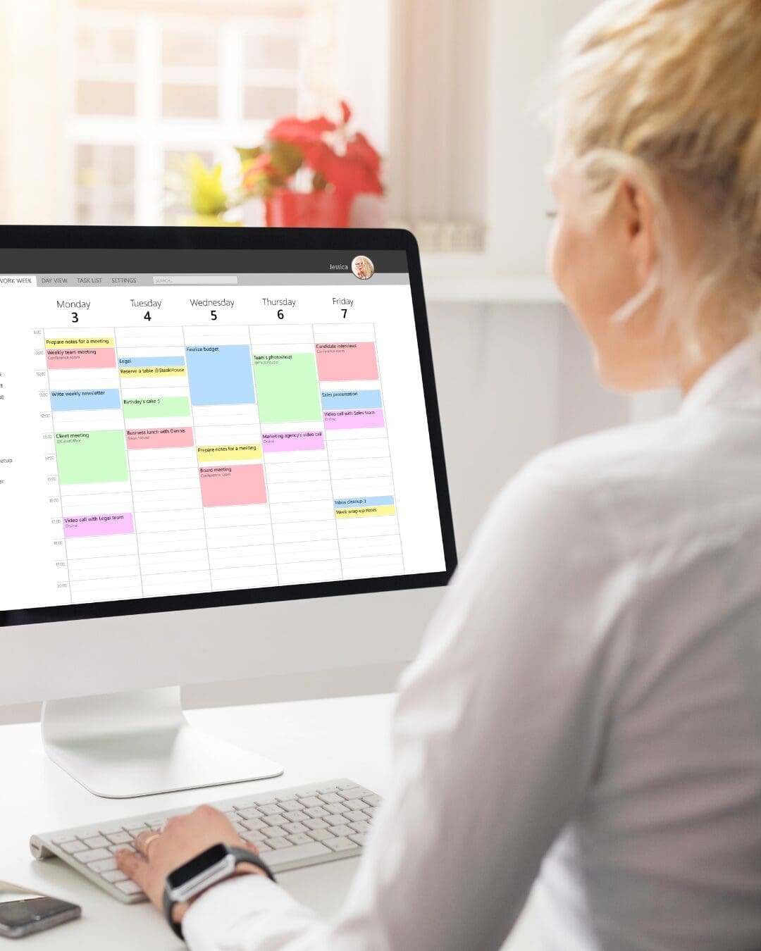 Person viewing a weekly calendar on a desktop computer, representing the freedom to plan travel during a new season of life.